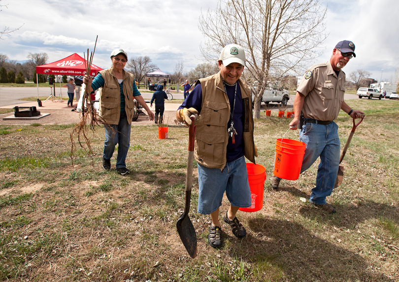 A Cherry Creek State Park staff member works with volunteers.