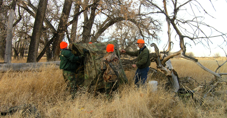 Youth Hunters and mentor build a blind